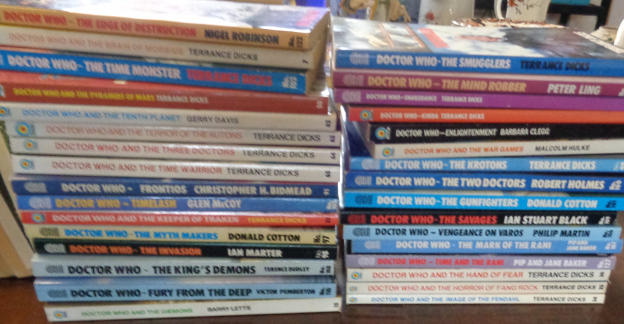 Large collection of Doctor Who story books (133), a speaking Dalek, and other books, etc. - Image 4 of 7
