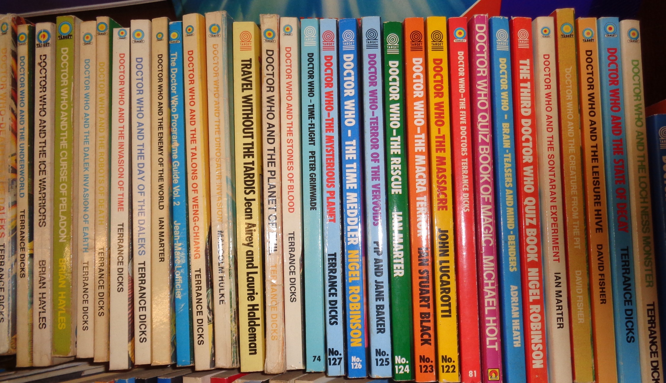 Large collection of Doctor Who story books (133), a speaking Dalek, and other books, etc. - Image 7 of 7