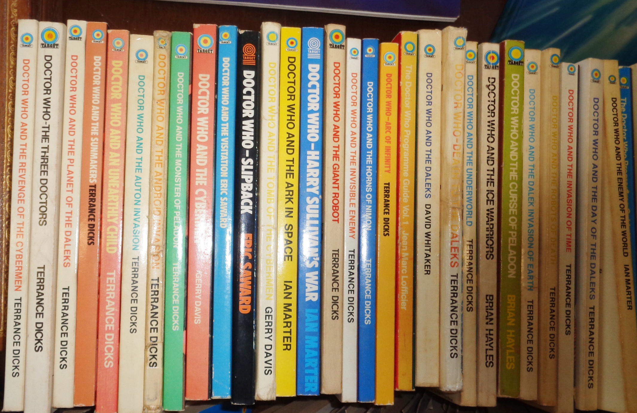 Large collection of Doctor Who story books (133), a speaking Dalek, and other books, etc. - Image 6 of 7