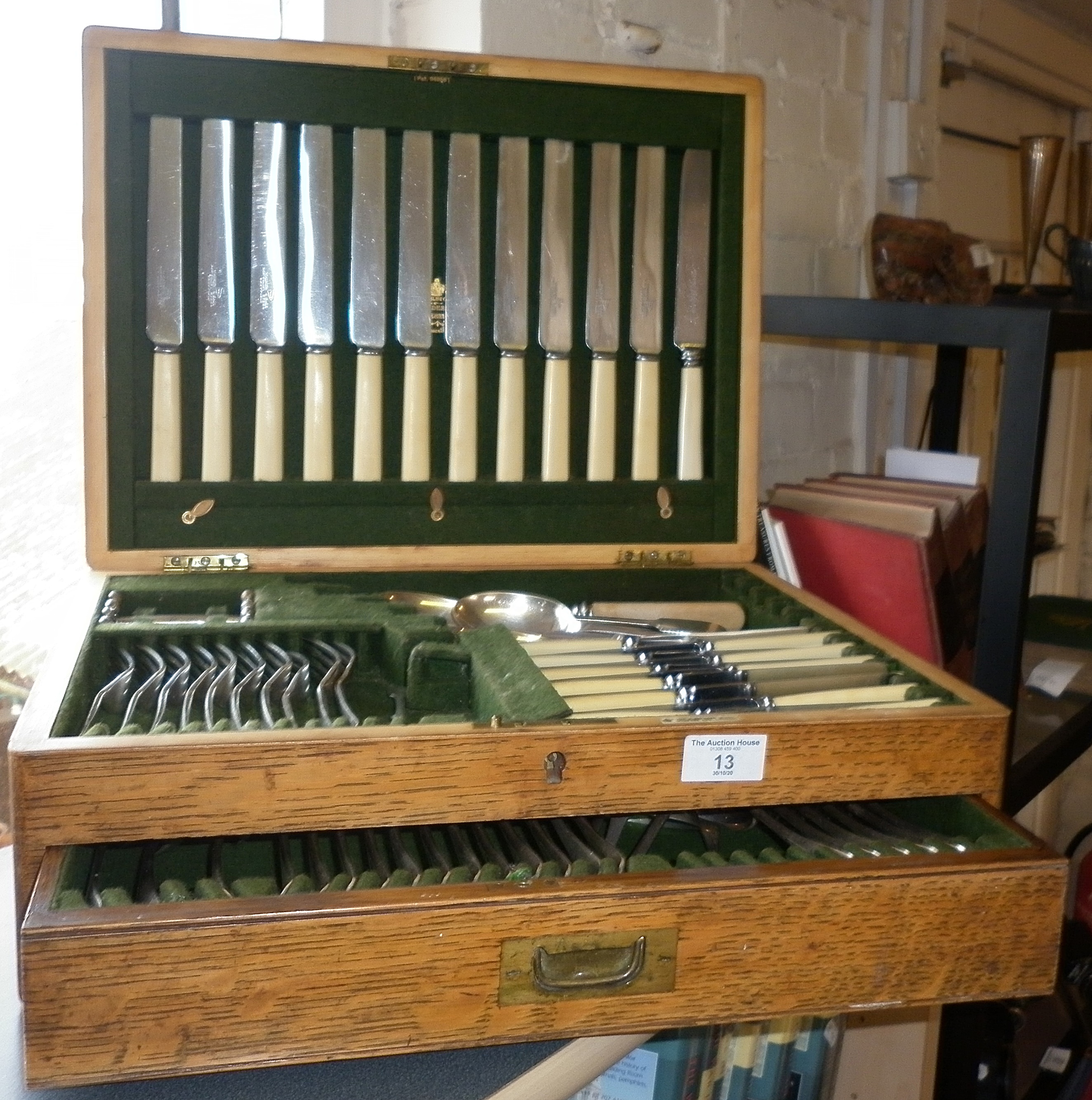 Oak canteen by Alexander Clark Co. Ltd, of Walker & Hall and other silver plated cutlery