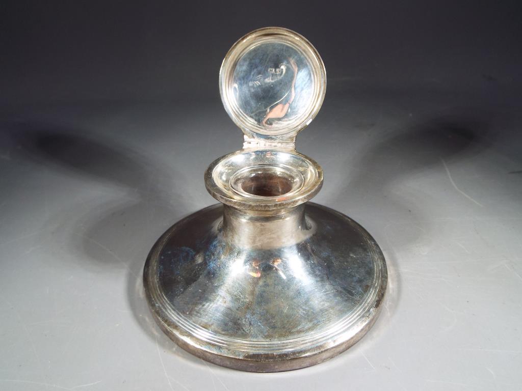 An Edward VII silver hallmarked capstan inkwell with hinged lid and glass vessel, - Image 2 of 2