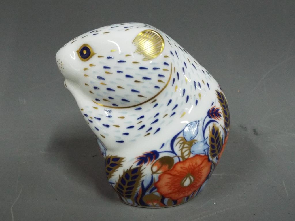 A Royal Crown Derby paperweight in the style of a mouse, approx 6.
