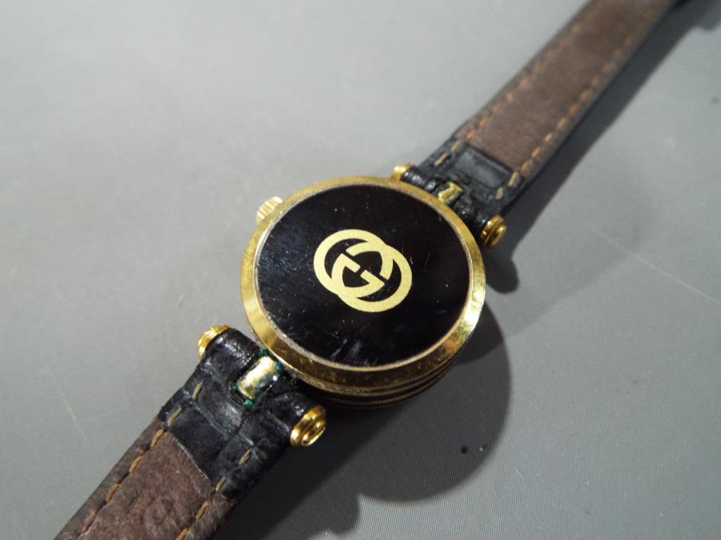 Gucci - a lady's designer Gucci Swiss made wristwatch with leather strap black Gucci face with - Image 3 of 3