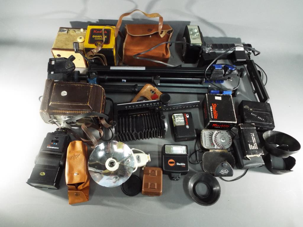 Photography - a collection of vintage box cameras to include Yashica A camera,