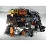 Photography - a collection of vintage box cameras to include Yashica A camera,