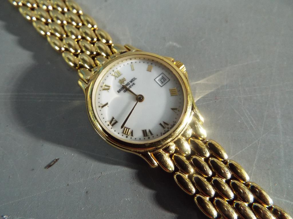Raymond Weil - A lady's Raymond Weil wristwatch, Roman numerals to a white dial, date aperture at 3, - Image 2 of 4