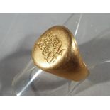 18 ct - a hallmarked 18 carat gold signets ring, size L 1/2, approximate weight 7.9 g.