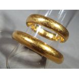 22 ct - two hallmarked 22 carat gold wedding bands size M 1/2 and G 1/2, approximate weight 11.07 g.