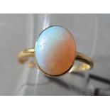 18 ct - an 18 carat yellow gold ring set with opal, opal measuring approximately 1 cm x 0.