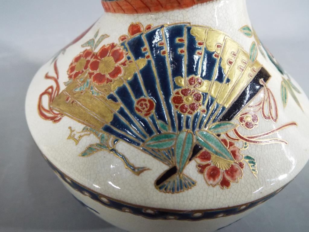 An unusual Meiji period Satsuma bottle vase by Kintozan with applied dragon coiled around the neck - Image 10 of 11