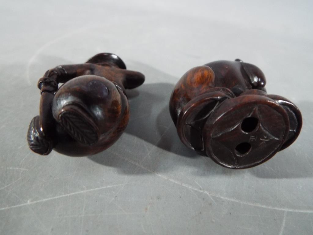 A vintage Japanese dark wood Netsuke depicting a large mouse or rat carrying its catch, - Image 4 of 5