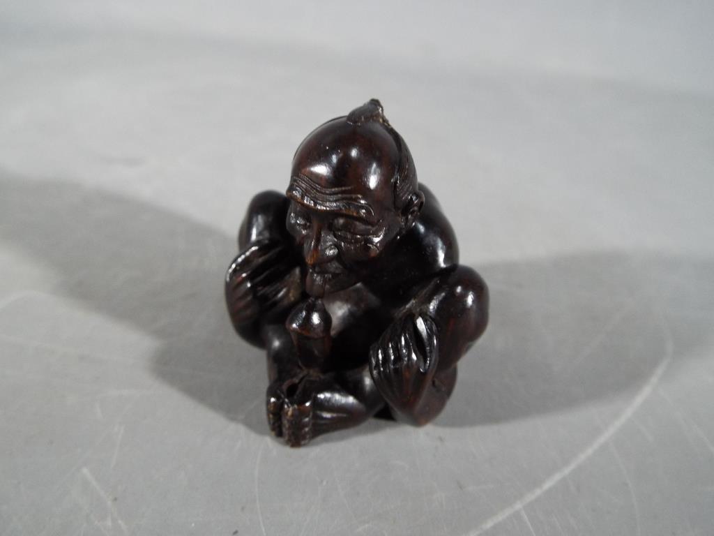 Netsuke - a vintage lacquered Japanese Inro and Netsuke depicting an Oriental person; - Image 4 of 4