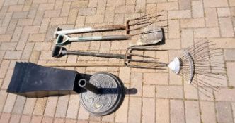 A mixed lot of gardening tools, four modern planters and a cast iron parasol stand.