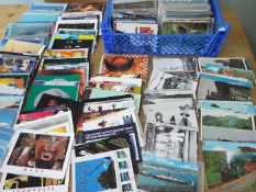 Deltiology - a collection in excess of 800 predominantly modern and chiefly larger format postcards,