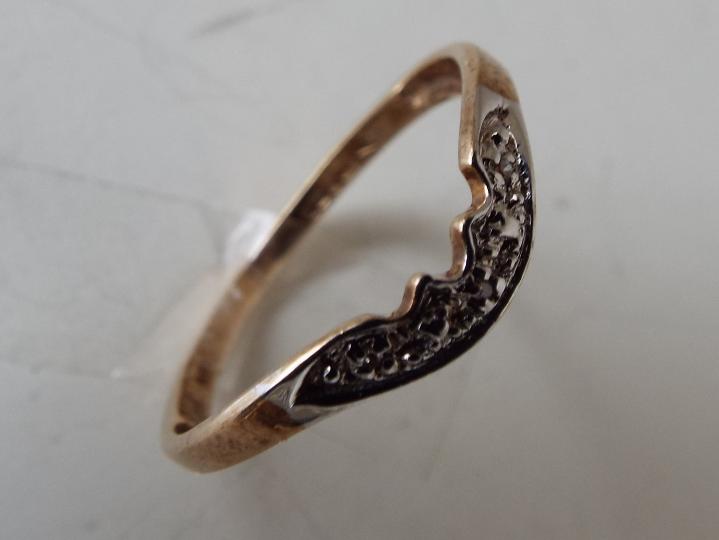 A lady's hallmarked 9 carat gold ring, approx weight 1.65 gm, size N 1/2. - Image 2 of 2