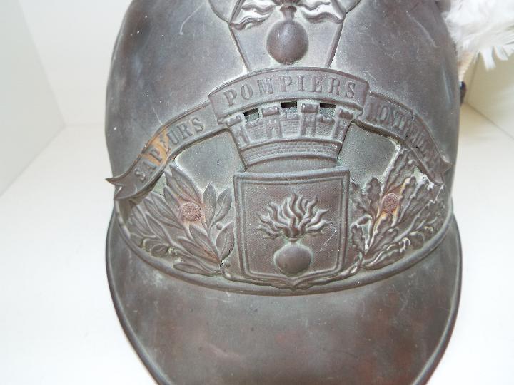 A late 19th / early 20th century French fireman's Adrian pattern brass helmet with side plume - Image 2 of 3