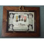 World War One (WW1) campaign medals - a framed wall plaque en Memoire de la Grande Guerre,