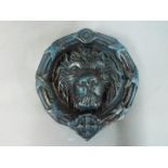 Door Furniture - a large cast door knocker in the form of a lions head (xdnok)