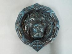 Door Furniture - a large cast door knocker in the form of a lions head (xdnok)