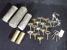 A quantity of weights and keys.