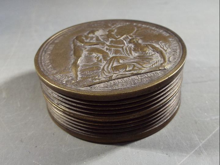 A brass snuff box, approx 2.5 cm x 5 cm - Image 3 of 3