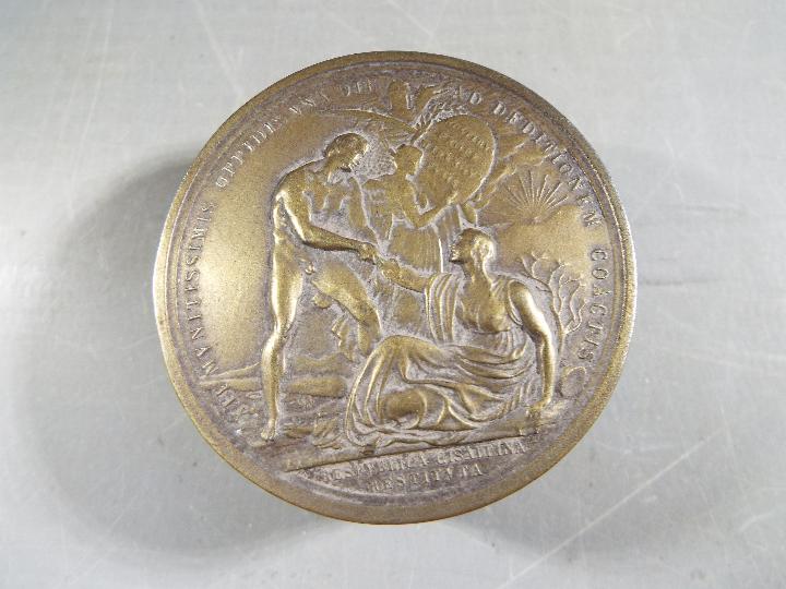 A brass snuff box, approx 2.5 cm x 5 cm