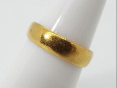 22 ct gold - a hallmarked 22ct gold wedding band, size N, approx 3.