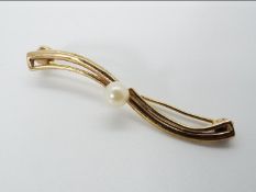 A hallmarked 9ct gold bar brooch with single pearl, 2.2 grams all in.