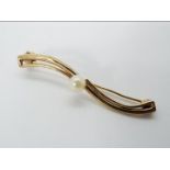 A hallmarked 9ct gold bar brooch with single pearl, 2.2 grams all in.