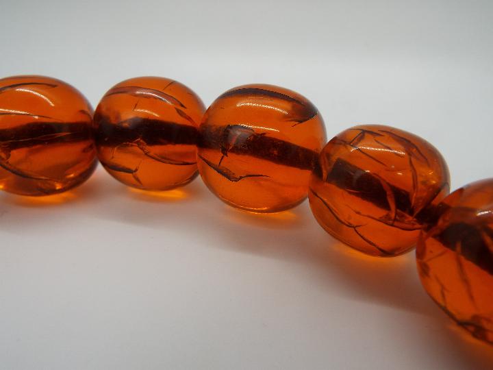 A graduated amber bead necklace of 30 beads, largest approximately 24 mm x 22 mm, - Image 2 of 4