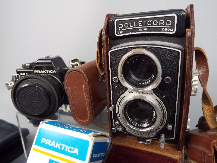 Photography - A vintage Rolleicord camera with leather case, a Praktica BC1, - Image 3 of 6