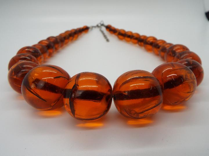 A graduated amber bead necklace of 30 beads, largest approximately 24 mm x 22 mm, - Image 4 of 4