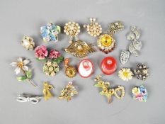 Vintage Brooches - Twenty one vintage brooches, all various designs and styles,