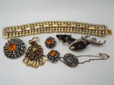 Vintage Jewellery - a mixed lot of vintage jewellery to include a very fine micro mosaic brooch