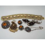 Vintage Jewellery - a mixed lot of vintage jewellery to include a very fine micro mosaic brooch