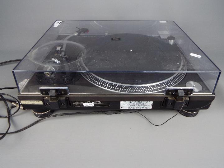 A Technics quartz direct drive turntable system, model SL 1210 Mk2. - Image 4 of 6