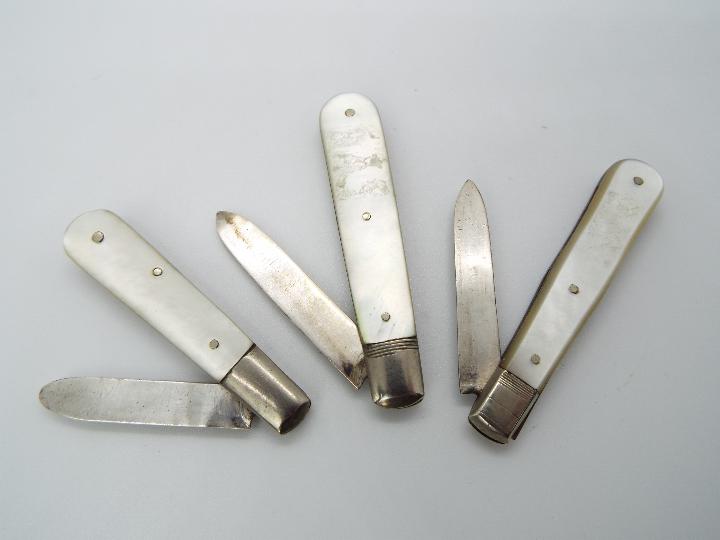 Three George V silver and mother of pearl folding fruit knives, all Sheffield assay, - Image 4 of 5