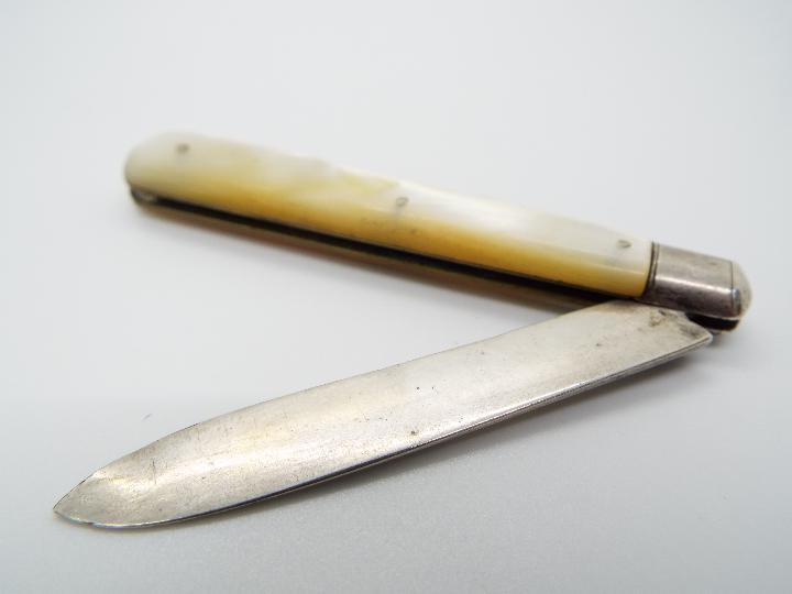 Two George V silver and mother of pearl folding fruit knives, - Image 6 of 7