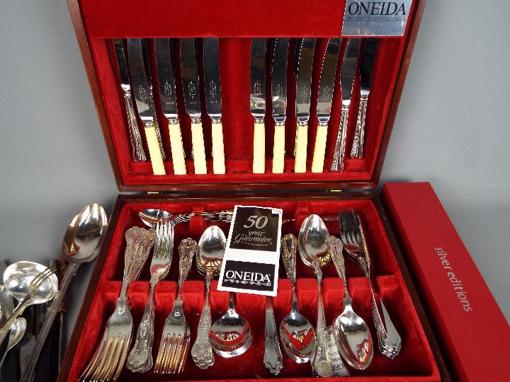 A canteen of cutlery with contents, loose flatware and similar. - Image 2 of 3