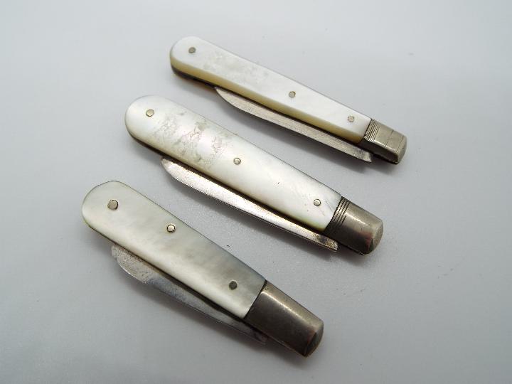 Three George V silver and mother of pearl folding fruit knives, all Sheffield assay, - Image 2 of 5