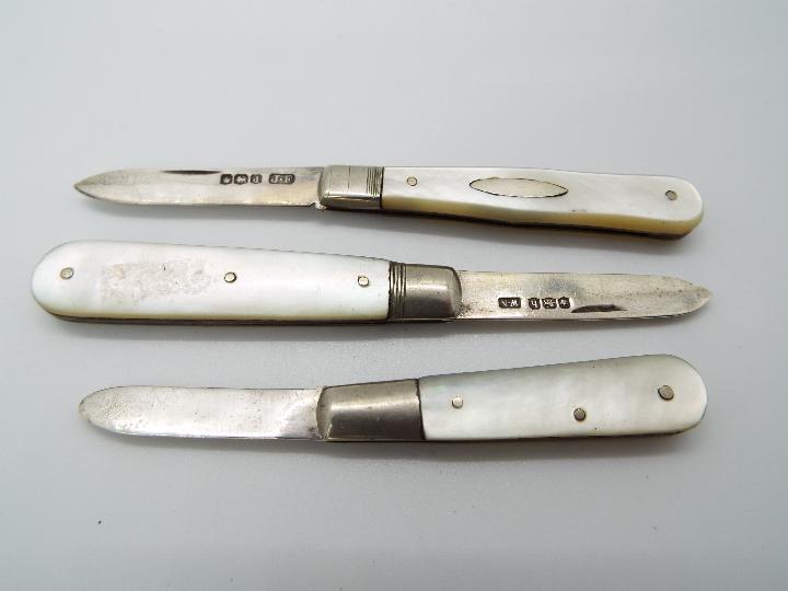 Three George V silver and mother of pearl folding fruit knives, all Sheffield assay, - Image 5 of 5