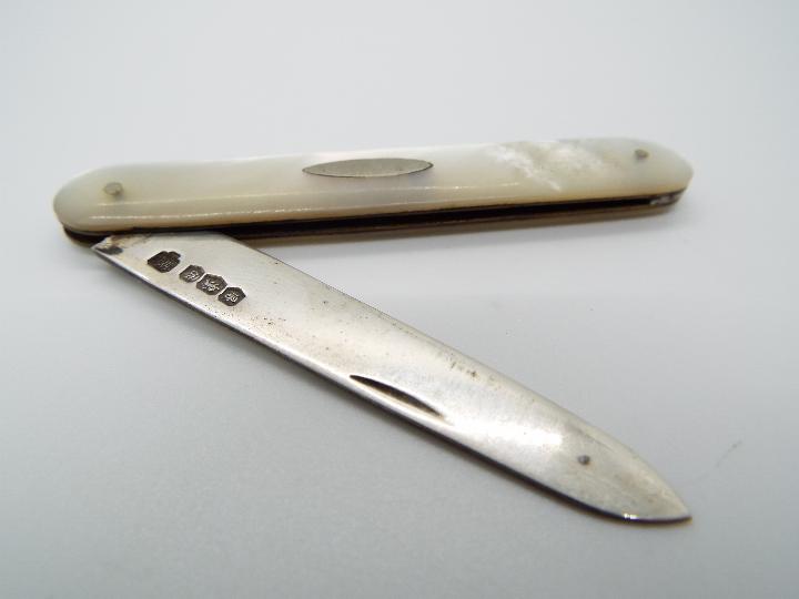 Two George V silver and mother of pearl folding fruit knives, - Image 4 of 7