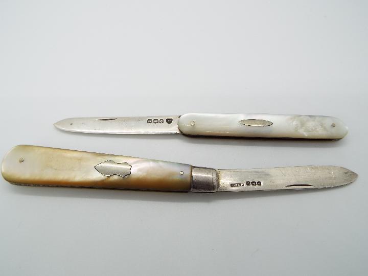 Two George V silver and mother of pearl folding fruit knives, - Image 5 of 7