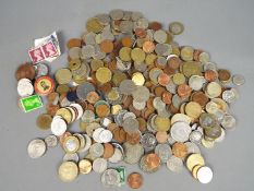 A small quantity of UK and foreign coins.