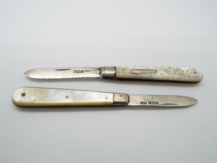 Two George V silver and mother of pearl folding knives, both Sheffield assay, - Image 10 of 11