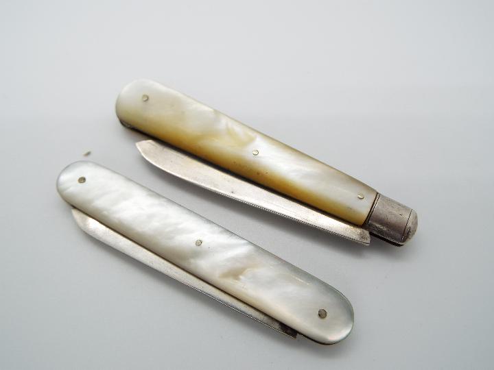 Two George V silver and mother of pearl folding fruit knives, - Image 2 of 7