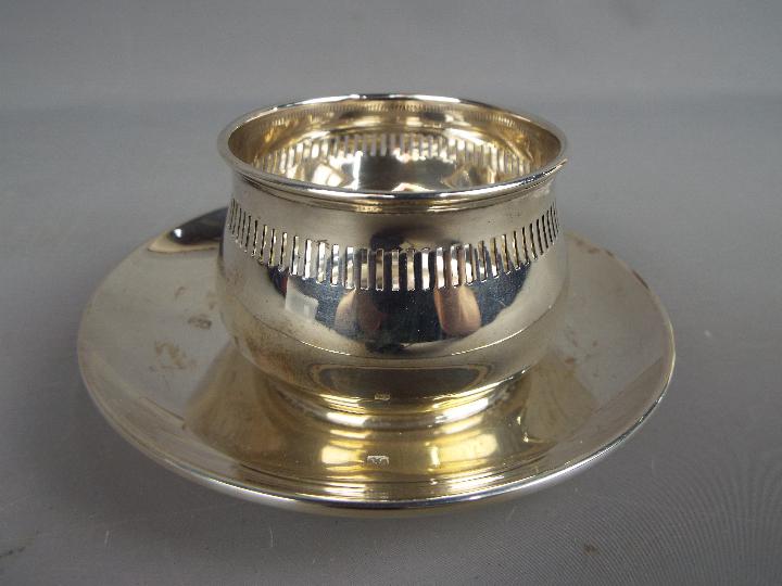 A George V silver hallmarked bowl with pierced decoration,