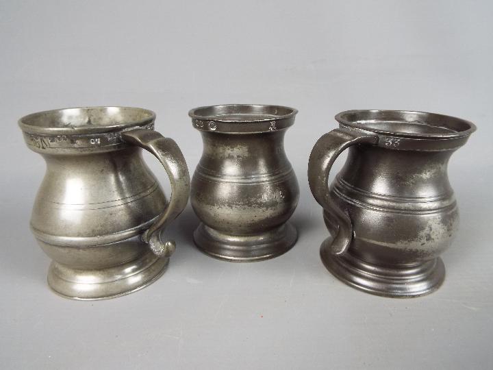 A mixed lot of metalware to include, plated ware, brassware and pewter. - Image 5 of 6