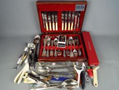 A canteen of cutlery with contents, loose flatware and similar.