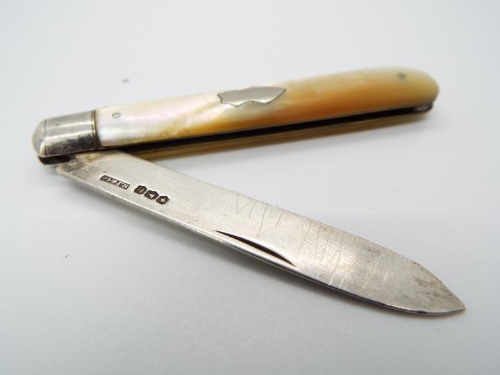 Two George V silver and mother of pearl folding fruit knives, - Image 3 of 7